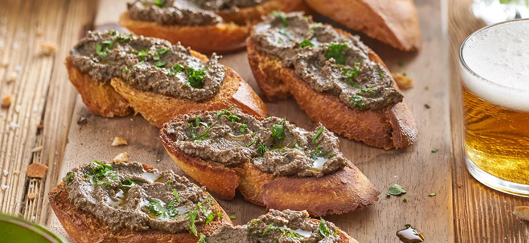 Tapenade provençale, pain grillé au romarin