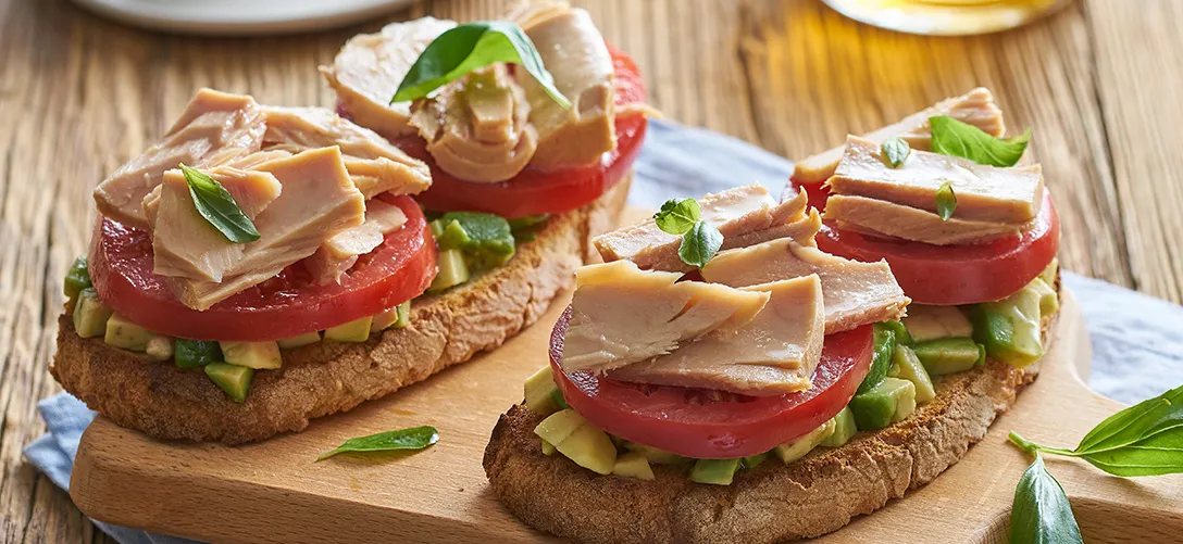 17-Tosta-de-tomate-aguacate-y-bonito-copia (1)