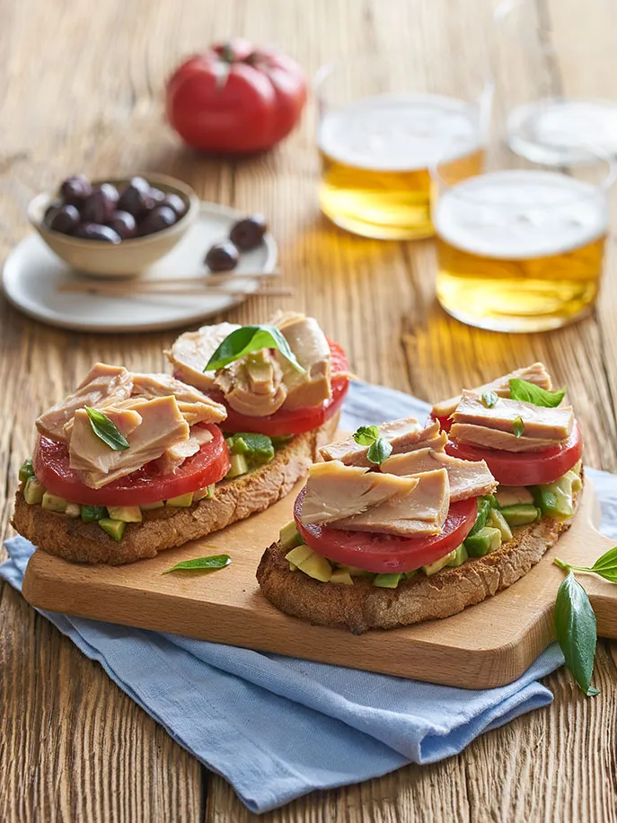 17-Tosta-de-tomate-aguacate-y-bonito_1-copia