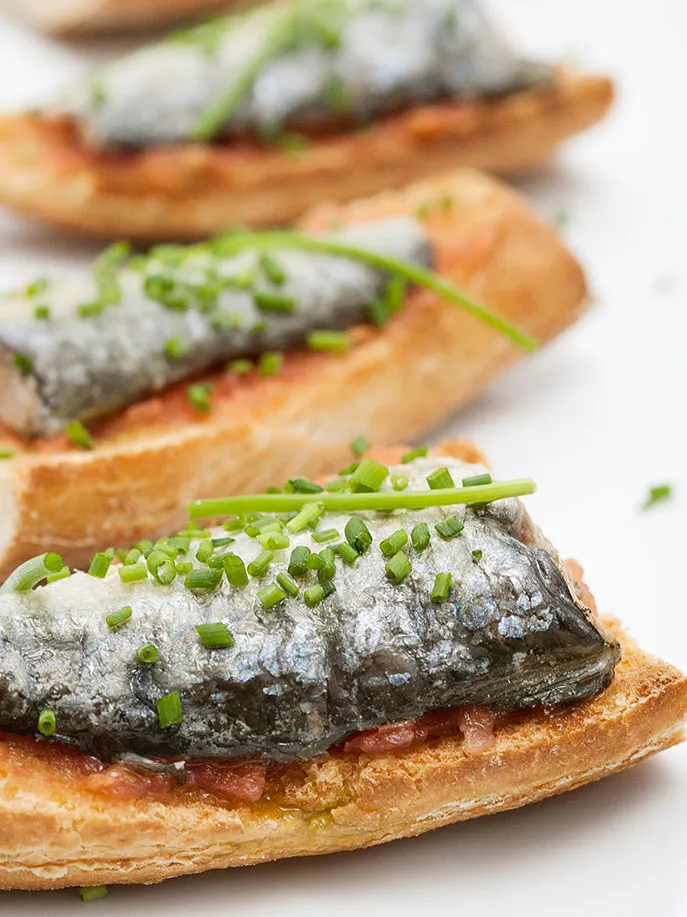 Canapé Margheritta de Sardinas Ortiz 'a la antigua' 8 25-Tosta-Margheritta-con-sardina-y-queso_4-copia