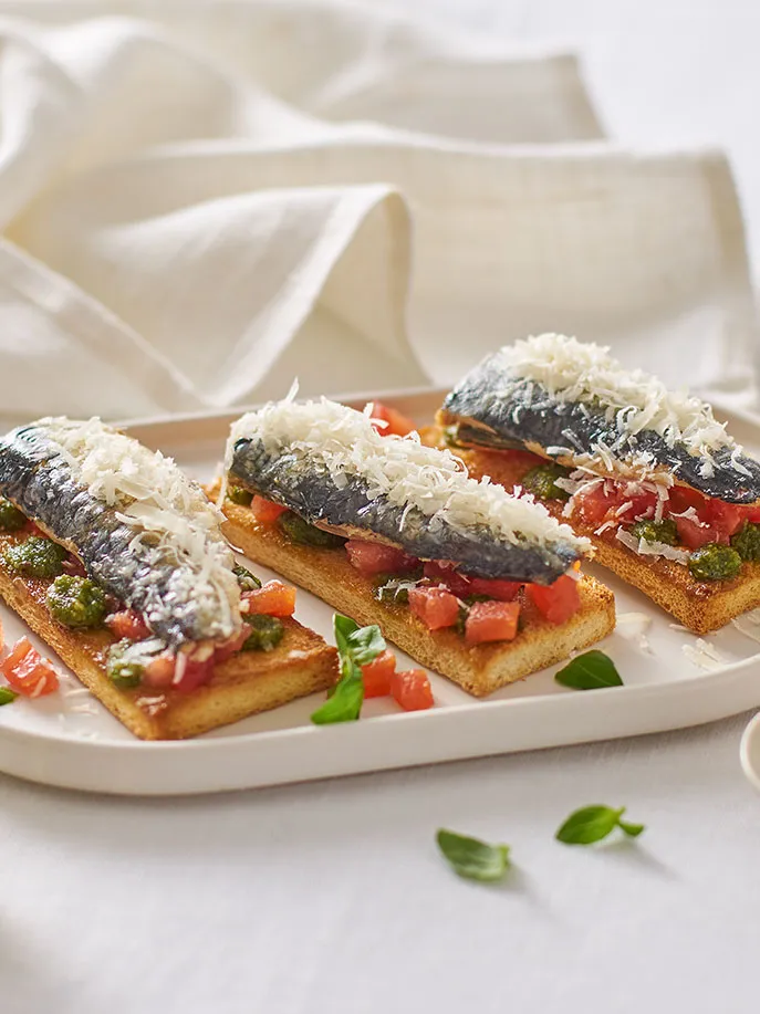 Canapé Margheritta de Sardinas Ortiz 'a la antigua' 9 25-Tosta-Margheritta-con-sardina-y-queso_5-copia