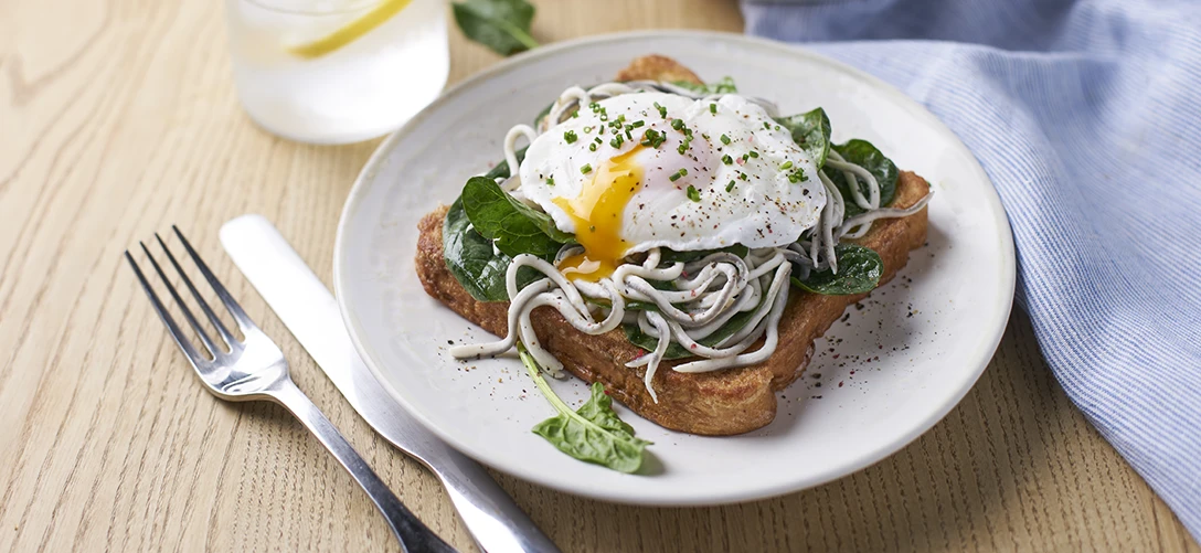 Tosta de salteadas con huevo poche home