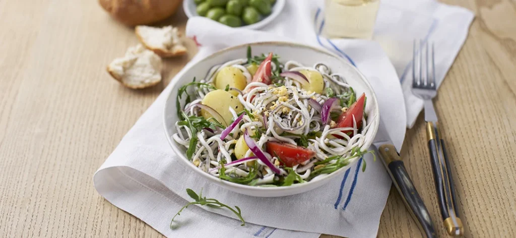 Ensalada de patatas y rúcula con salteadas al ajillo 26 ensalada de gulas con patatas y rúcula