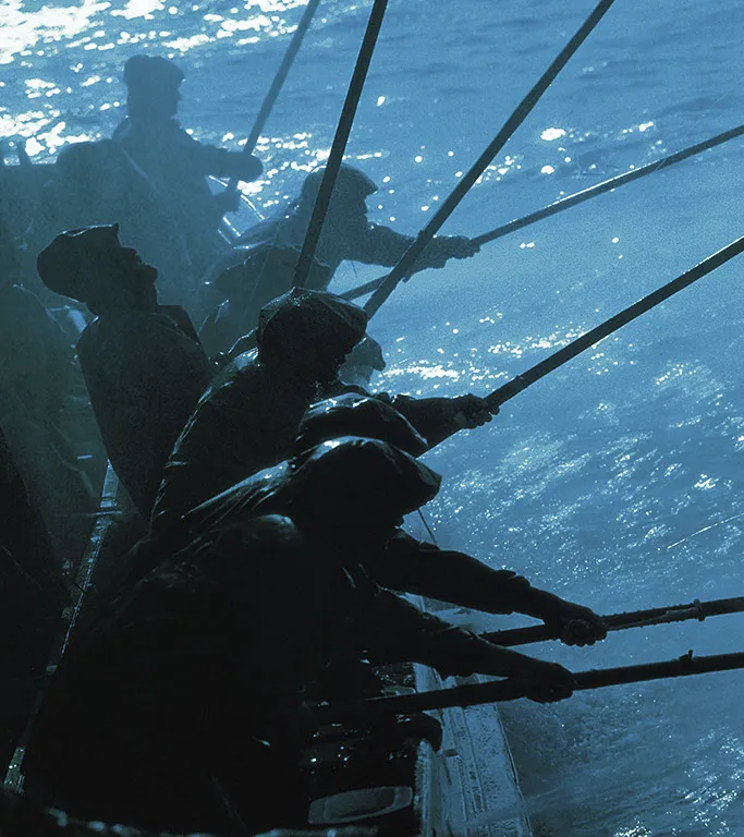 Pescadores trabajando en el mar